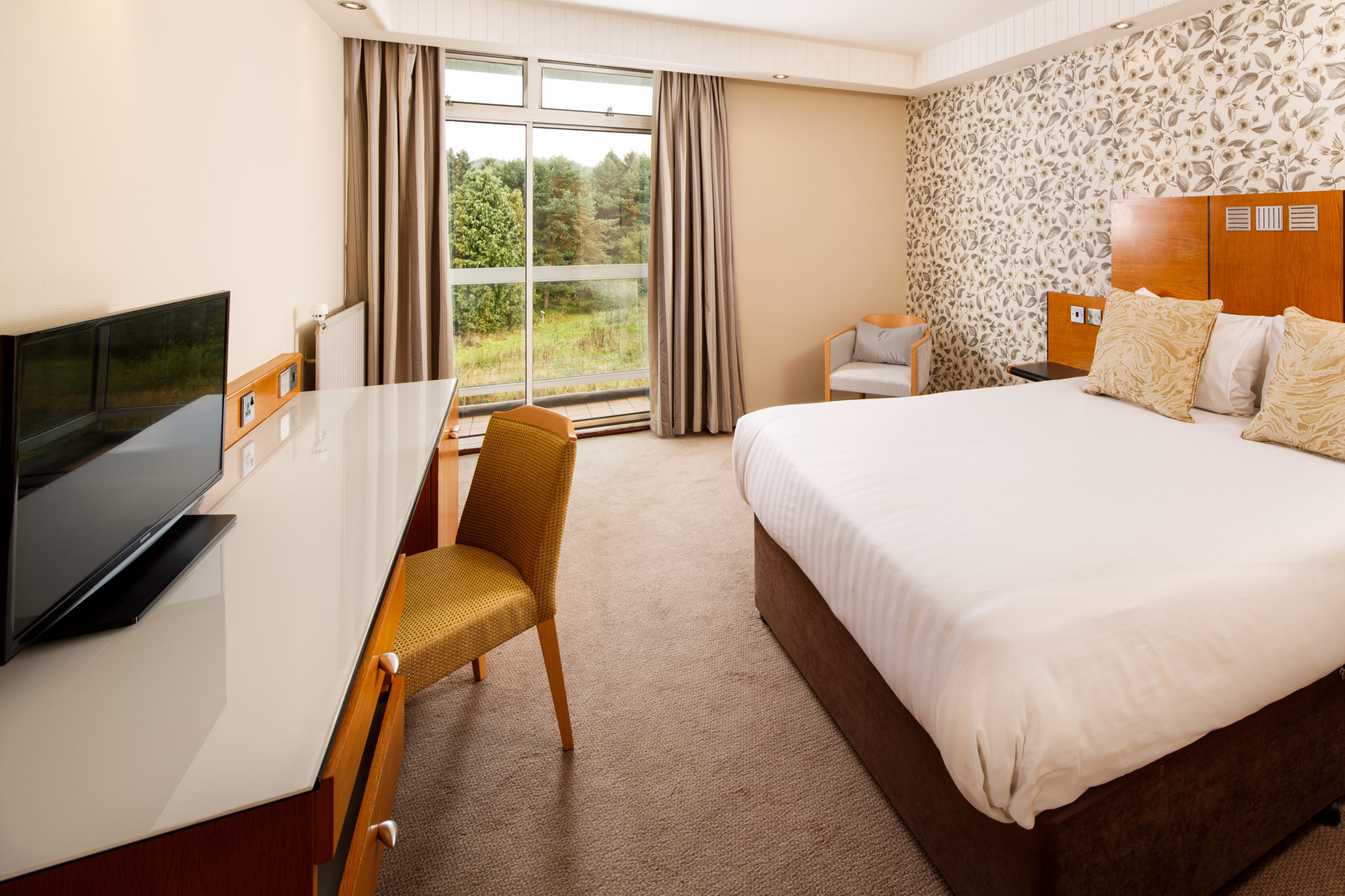 mercure-leeds-parkway-hotel-classic-double-room-01-hr-141016 Mercure Leeds classic double room.