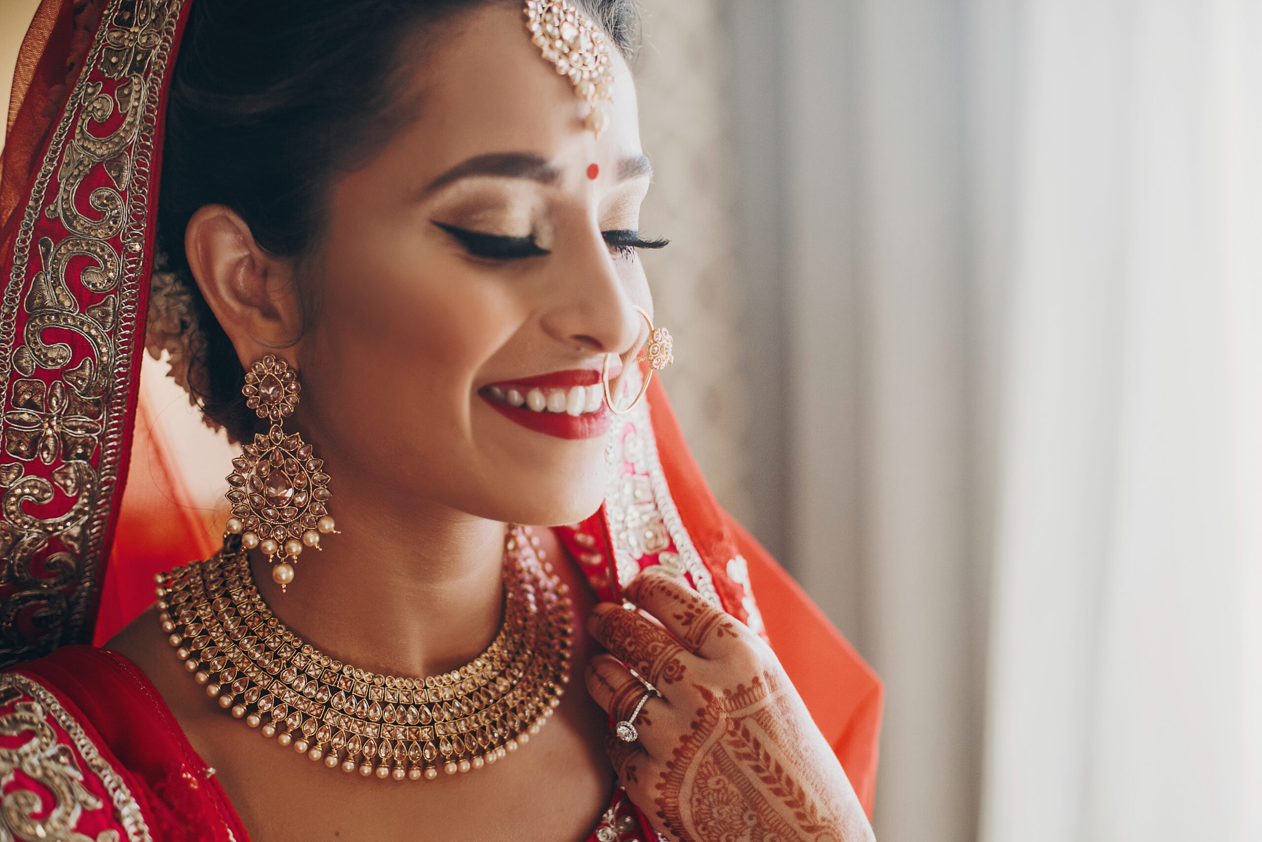 Stunning,Indian,Bride,Dressed,In,Hindu,Red,Traditional,Wedding,Clothes
